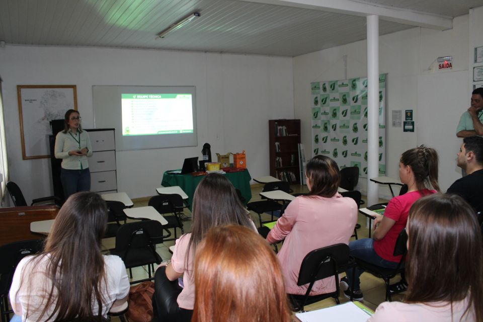 Estudantes de Odontologia visitam Servioeste em Chapecó/SC